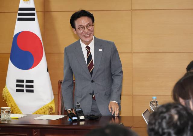 김민석 국무총리 후보자가 10일 서울 종로구 통의동 청문회 준비단 사무실에서 열린 기자간담회에 참석하고 있다.  연합뉴스