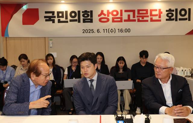 김용태 비상대책위원장이 11일 서울 여의도 한 식당에서 열린 당 상임고문단과의 회의에 참석해 정의화(오른쪽), 신경식 상임고문 등과 이야기를 나누고 있다.