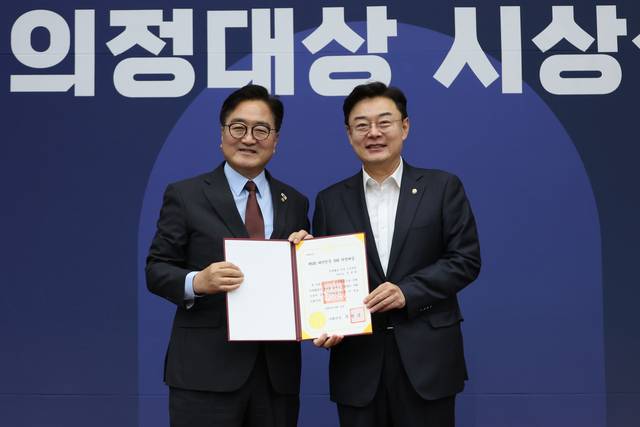 김성원(오른쪽) 국민의힘 의원이 11일 국회에서 열린 제5회 대한민국 국회 의정대상 시상식에서 우원식 국회의장으로부터 우수입법의원 부문 의정대상을 받고 있다. 연합뉴스