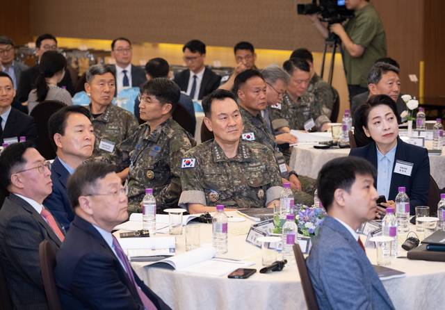 김명수 합참의장과 성일종 국회 국방위원장 등 주요 내빈들이 12일 서울 용산 국방컨벤션에서 열린 2025 합동군사우주력 발전 심포지엄에 참석, 기조강연을 듣고 있다. 합참 제공