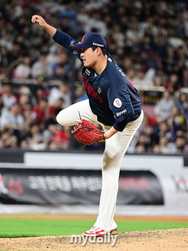 2025년 6월 11일 오후 경기도 수원시 KT위즈파크에서 '2025 신한 SOL뱅크 KBO 리그' 롯데 자이언츠와 KT위즈의 경기가 열렸다. 롯데 나균안이 7회말 역투하고 있다./수원 = 유진형 기자