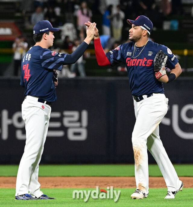 2025년 6월 11일 오후 경기도 수원시 KT위즈파크에서 '2025 신한 SOL뱅크 KBO 리그' 롯데 자이언츠와 KT위즈의 경기가 열렸다. 롯데 김원중과 레이예스가 4-3으로 승리한 뒤 기뻐하고 있다./수원 = 유진형 기자
