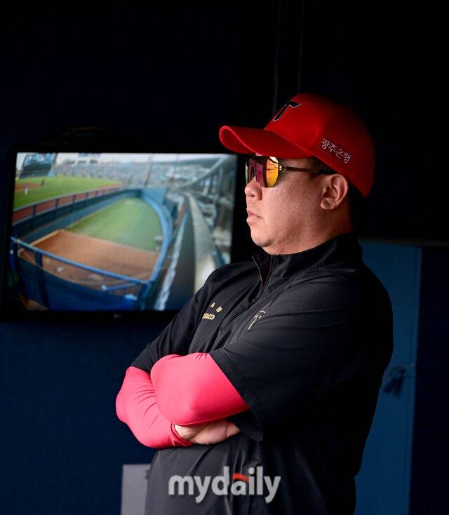 2025년 6월 5일 오후 서울 잠실구장에서 진행된 '2025 신한 SOL뱅크 KBO 리그' KIA 타이거즈와 두산 베어스의 경기. KIA 이범호 감독이 경기를 지켜보고 있다./마이데일리