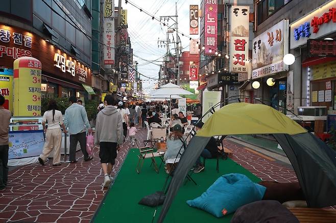 관악구가 상권 살리기 지역 축제를 연이어 개최한다. 사진은 지난해 열린 ‘제1회 신사맛슐랭’  [관악구 제공]