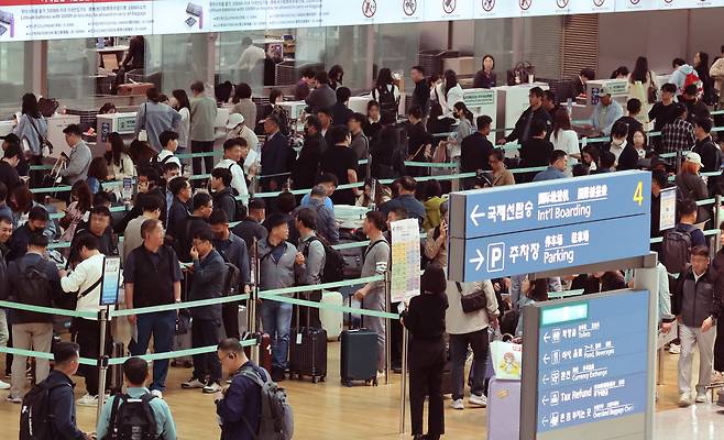 여행업계에서는 해외여행을 떠나려는 여행객이 늘어나면서 여행사들도 대목을 잡기 위한 마케팅에 분주하다. 반면 소상공인들은 소비가 살아날 기미가 없다며 낙심하는 분위기다.  사진은 5월 28일 인천국제공항 1터미널 출국장 모습 [연합]