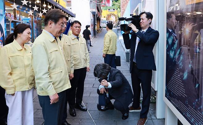 이재명 대통령이 12일 서울 용산구 이태원 참사 현장 ‘10·29 기억과 안전의 길’을 둘러보고 있다. [연합]