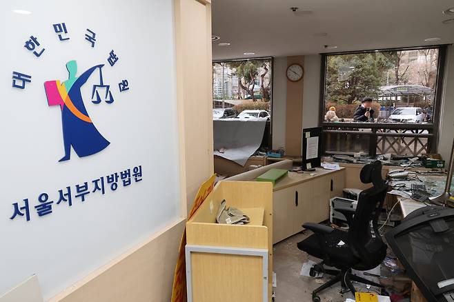 지난 1월 19일 오후 서울서부지방법원 내부가 파손돼 있다. [연합]