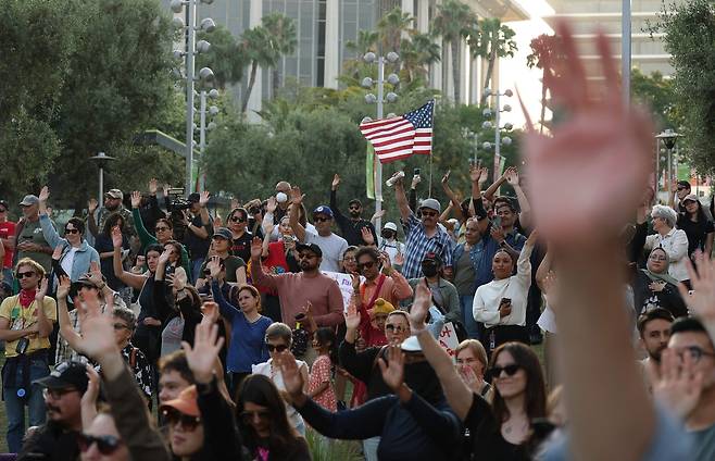 10일(현지시간) LA 시내에 모인 불법이민 단속 반대 시위대가 함께 기도하고 있다. [AFP 연합]