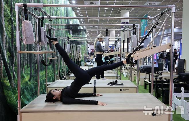 [서울=뉴시스] 이영환 기자 = 27일 오후 서울 강남구 코엑스에서 열린 2025 서울국제스포츠레저산업전(SPOEX)에서 한 관계자가 필라테스 기구 시범을 선보이고 있다. 2025.03.27. 20hwan@newsis.com