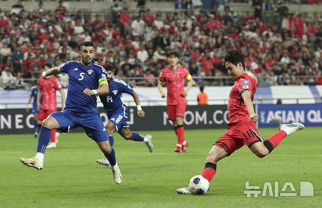 [서울=뉴시스] 김근수 기자 = 10일 서울 마포구 서울월드컵경기장에서 열린 2026 국제축구연맹(FIFA) 북중미월드컵 아시아 3차 예선 한국과 쿠웨이트의 경기, 한국 이강인이 골을 성공 시키고 있다. 2025.06.10. ks@newsis.com