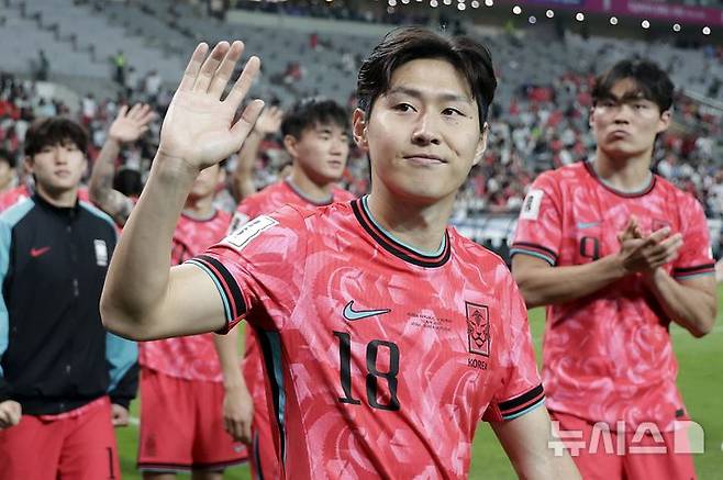[서울=뉴시스] 최동준 기자 = 11회 연속 월드컵 본선 진출에 성공한 한국 축구대표팀 이강인이 10일 서울 마포구 서울월드컵경기장에서 열린 2026 국제축구연맹(FIFA) 북중미월드컵 아시아 3차 예선 쿠웨이트와 경기를 마치고 경기장을 돌며 관중들에게 인사하고 있다. 2025.06.10. photocdj@newsis.com