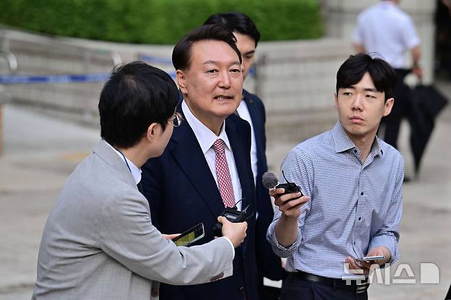 [서울=뉴시스] 사진공동취재단 = 윤석열 전 대통령이 9일 오후 서울 서초구 중앙지방법원에서 열린 내란 우두머리 혐의, 직권남용 권리행사방해 혐의 사건 6차 공판을 마친 후 취재진의 질문을 받으며 법원을 나서고 있다. 2025.06.09. photo@newsis.com