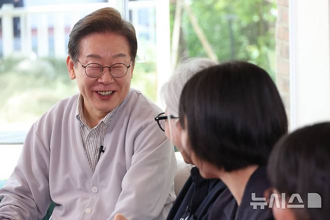 [전주=뉴시스] 조성봉 기자 =이재명 더불어민주당 대통령 후보가 2차 골목골목 경청투어 마지막 날인 7일 오후 전북 전주시의 카페에서 '영화와 드라마, 정치가 그리는 미래의 스크린' K-콘텐츠 산업 진흥 간담회를 하고 있다. 왼쪽부터 강유정 의원, 윤제균 감독, 이 후보, 김은숙 작가, 박해영 작가, 정주리 감독.(공동취재)2025.05.7. photo@newsis.com