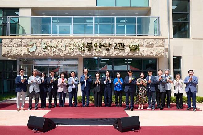 [통영=뉴시스] 신정철 기자= 통영시는 지난 11일 통영시 무전동 추모공원에서 통영시의회의원, 장대마을 주민, 건설공사 관계자 등 100여명이 참석한 가운데 통영시 공설봉안당 2관 준공식을 개최했다.사진은 준공식 모습.(사진=통영시 제공).2025.06.12. photo@newsis.com *재판매 및 DB 금지