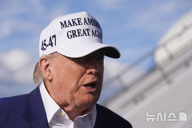 [모리스타운=AP/뉴시스] 사진은 도널드 트럼프 미국 대통령이 지난달 25일(현지 시간) 뉴저지 모리스타운 공항에서 전용기에 오르기 전 취재진 질문에 답하는 모습. 2025.06.12.