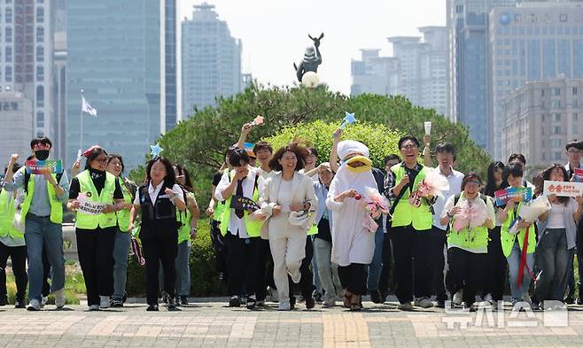[서울=뉴시스] 고승민 기자 = 12일 서울 여의도 국회에서 열린 진보당 손솔 의원 등원식에서 손 의원과 청년 참석자들이 함께 퍼포먼스를 하고 있다. 2025.06.12. kkssmm99@newsis.com