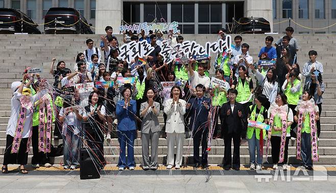 [서울=뉴시스] 고승민 기자 = 12일 서울 여의도 국회에서 열린 진보당 손솔 의원 등원식에서 김재연 대표, 윤종오 원내대표 등 참석자들이 손 의원을 축하하고 있다. 2025.06.12. kkssmm99@newsis.com