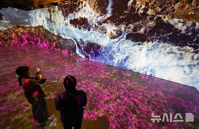 [서울=뉴시스] 황준선 기자 = 12일 서울 용산구 문화역서울 284에서 열린 '우리들의 낙원' 사전 공개 행사에서 관람객들이 스튜디오 레논의 '금강내산:허와 실의 조화' 작품을 관람하고 있다. 오는 13일 개막하는 '우리들의 낙원' 전시는 행복과 이상향을 주제로 하여 과거 사람들이 서울역에서 품어왔던 출발, 설렘, 시대, 위안 등 장소성을 되새기며 행복과 이상향을 탐구하는 여정을 VR, 사진, 설치, 영상 등 50여가지 작품으로 선보인다. 2025.06.12. hwang@newsis.com