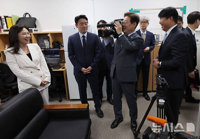 [서울=뉴시스] 최진석 기자 = 이재명 대통령이 12일 서울 용산 대통령실 영상기자실을 방문해 영상카메라로 강유정 대변인을 촬영하고 있다. 2025.06.12. myjs@newsis.com