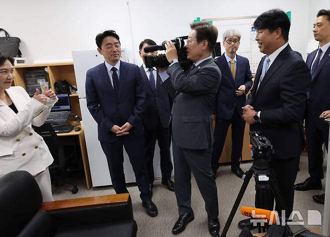 [서울=뉴시스] 최진석 기자 = 이재명 대통령이 12일 서울 용산 대통령실 영상기자실을 방문해 영상카메라로 강유정 대변인을 촬영하고 있다. 2025.06.12. myjs@newsis.com