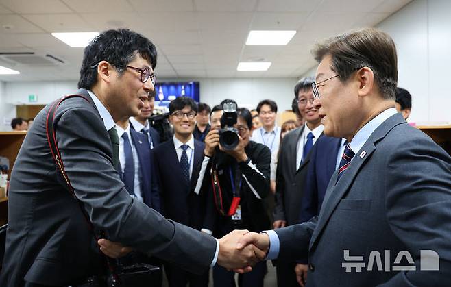 [서울=뉴시스] 최진석 기자 = 이재명 대통령이 12일 서울 용산 대통령실 사진기자실을 방문해 사진기자들과 악수하고 있다. 2025.06.12. myjs@newsis.com