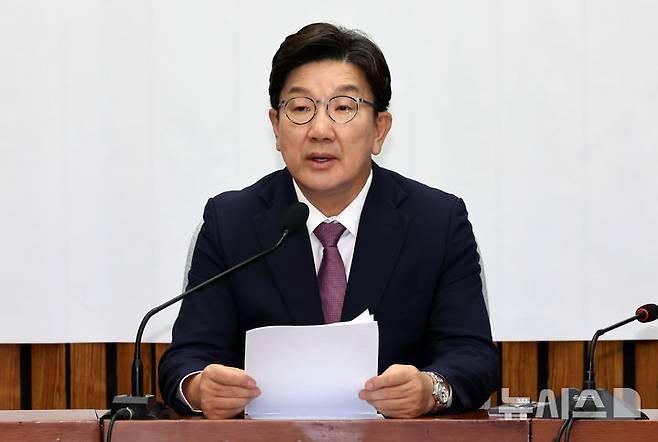 [서울=뉴시스] 조성우 기자 = 권성동 국민의힘 원내대표가 10일 오전 서울 여의도 국회에서 열린 원내대책회의에서 발언하고 있다. 2025.06.10. xconfind@newsis.com