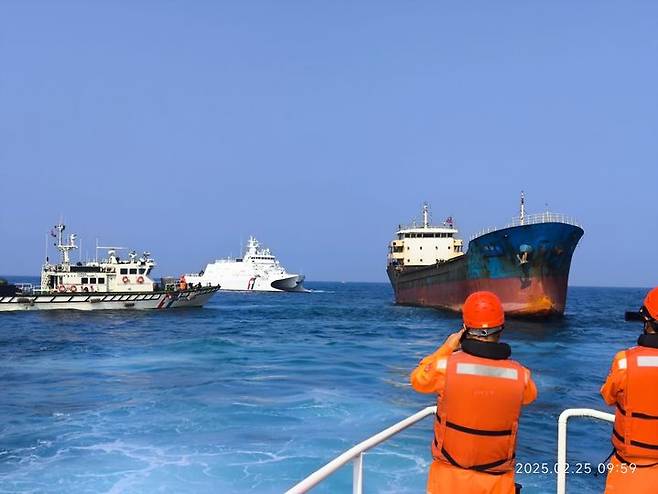 [서울=뉴시스]지난 2월 대만 해순서 선박들이 토고 선적 화물선 '훙타이 58'을 나포하는 모습. 대만 타이난(台南) 법원이 12일 대만섬과 대만해협 펑후(澎湖)섬을 잇는 해저 케이블을 파손한 토고 선적 홍타이 58호의 중국인 선장에게 징역 3년을 선고했다고 BBC가 보도했다. <사진출처: 대만 해순서 사이트> 2025.06.12.