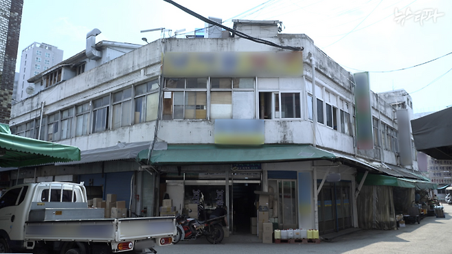 이한주 국정기획위원장의 배우자 박 모 씨가 대지와 상가 지분을 보유 중인 서울 영등포구 재개발 구역 내 건물의 모습. 재개발 계획에 따르면, 지상 49층 규모 주상복합 단지가 들어설 예정이다.&nbsp;&nbsp;