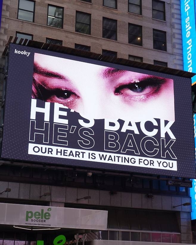 미국 타임스퀘어에 걸린 지민 전역 축하 광고 [출처=X (@Kooky)]