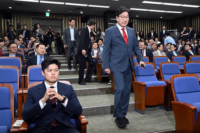 원내대표직 사퇴 의사를 밝힌 국민의힘 권성동 원내대표가 9일 서울 여의도 국회에서 열린 의원총회에 참석하고 있다. (왼쪽 김용태 비상대책위원장) 윤창원 기자