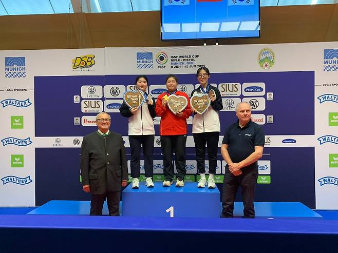 나란히 메달을 차지한 오예진과 양지인. 대한사격연맹