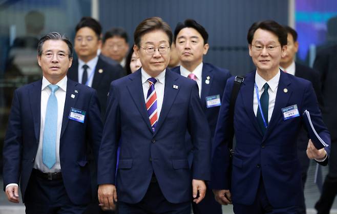 이재명 대통령이 지난 11일 서울 영등포구 한국거래소에서 열린 주식시장 불공정거래 근절을 위한 현장 간담회에 입장하는 모습. 연합뉴스