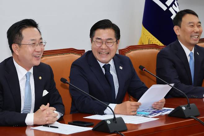 더불어민주당 박찬대 당 대표 직무대행 겸 원내대표가 12일 서울 여의도 국회에서 열린 고별 기자회견에서 퇴임 소회를 밝히던 중 환하게 웃고 있다. 연합뉴스