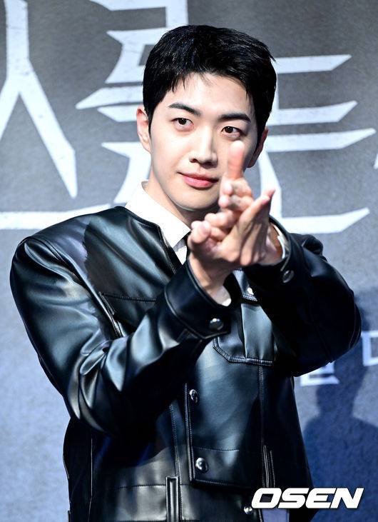 [OSEN=최규한 기자] 12일 오전 서울 라마다서울신도림호텔에서&nbsp;STUDIO X+U 새 미드폼 드라마&nbsp;‘메스를 든 사냥꾼’ 제작발표회가 열렸다.‘메스를 든 사냥꾼’은 부검대 위에서 20년 전 죽은 줄 알았던 아빠이자 연쇄살인마 ‘재단사’의 익숙한 살인 방식을 발견한 부검의 세현이 아빠의 먹잇감이 되지 않기 위해 경찰 정현보다 먼저 그를 찾기 위해 나서는 범죄 스릴러다.배우 강훈이 포토타임을 하고 있다. 2025.06.12 / dreamer@osen.co.kr