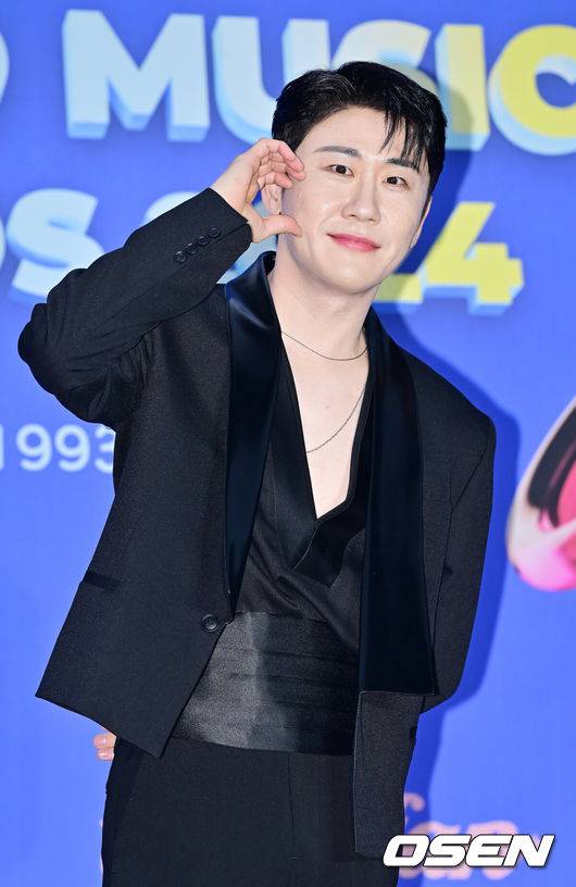 [OSEN=민경훈 기자] 16일 오후 서울 중구 장충동 장충체육관에서 '한터뮤직어워즈 2024' 레드카펫 행사가 열렸다.2일차인 이날 라이즈(RIIZE), LIGHTSUM(라잇썸), 8TURN(에잇턴), NCT WISH(엔시티 위시), 영탁, YOUNG POSSE(영파씨), EVNNE(이븐), 이승윤, 최예나, 허용별(허각, 신용재, 임한별), 김호영, 뮤지, 박미경, 소유, 이희진, 인순이, 장우혁, 제아, 황보 등이 참석했다.가수 영탁이 포즈를 취하고 있다. 2025.02.16 / rumi@osen.co.kr