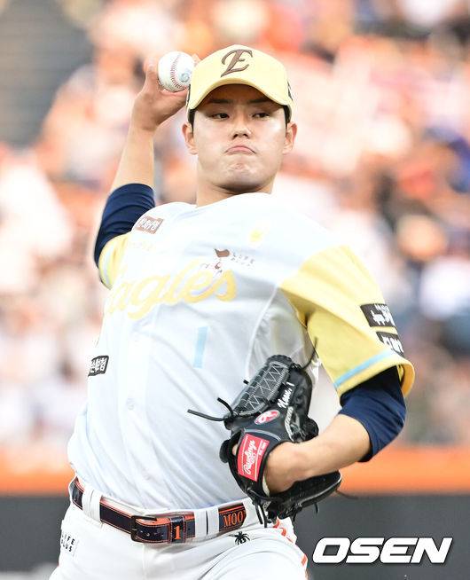 [OSEN=대전, 김성락 기자] 14일 대전 한화생명볼파크에서 ‘2025 신한 SOL Bank KBO리그’ 한화 이글스와 두산 베어스의 경기가 열렸다.이날 한화는 문동주, 두산은 잭로그를 선발로 내세웠다.1회초 한화 선발 문동주가 마운드에 올라 힘차게 공을 뿌리고 있다. 2025.05.14 / ksl0919@osen.co.kr