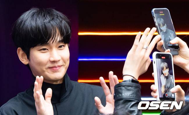 [OSEN=박준형 기자] 배우 김수현이 25일 오전 서울 성수동 한 스튜디오에서 시계 브랜드 론칭행사에 참석했다.  김수현은 tvN&nbsp;토일 드라마 ‘눈물의 여왕’ 백현우 역할로 여러 면에서 빼어난 ‘완벽한 남성상’을 연기하며 드라마의 인기를 이끌며 마지막 2회만을 남겨두고 있다.배우 김수현이 입장하고 있다.  2024.04.25 / soul1014@osen.co.kr