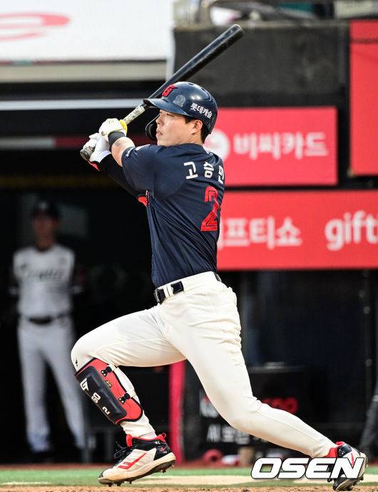 [OSEN=수원, 조은정 기자]12일 오후 수원 KT위즈파크에서 ‘2025 신한 SOL Bank KBO리그’ KT 위즈와 롯데 자이언츠의 경기가 열렸다.이날 홈팀 KT의 선발투수는 소형준, 방문팀 롯데는 김진욱이 나선다.3회초 1사 3루 롯데 고승민이 1타점 2루타를 날리고 있따. 2025.06.12 /cej@osen.co.kr
