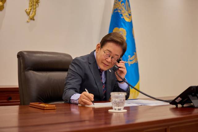 ▲이재명 대통령이 12일 용산 대통령실에서 르엉 끄엉 베트남 국가주석과 전화 통화를 하고 있다. ⓒ연합뉴스