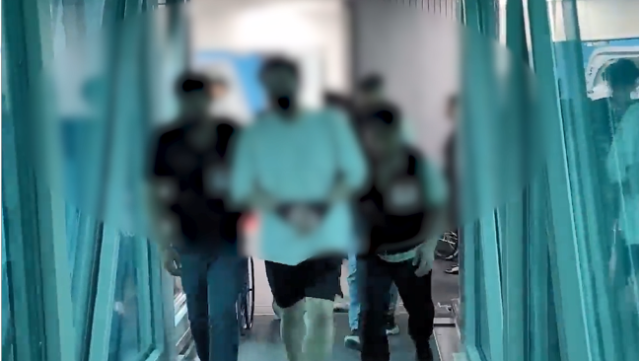 ▲인천국제공항을 통해 송환되고 있는 마약공급책 A씨 ⓒ경기남부경찰청