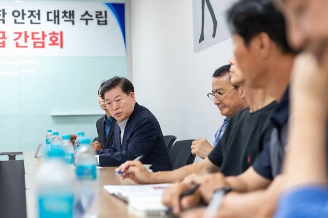 ▲박승원 광명시장이 11일 트리우스광명 입주자대표회의실에서 열린 간담회에서 발언을 하고 있다. ⓒ광명시