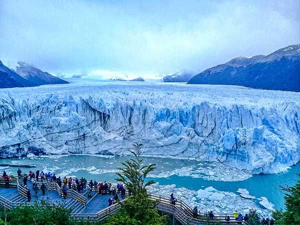 사진의 빙하는 빙산의 일각에 불과하다. 모레노 빙하의 크기는 여의도 면적의 80배에 이른다. 거대한 항공모함 같은 빙하 앞에 서니, 인간은 아무 존재감 없는 모래알 같다는 생각이 들었다. 사진 Felipe Cruz