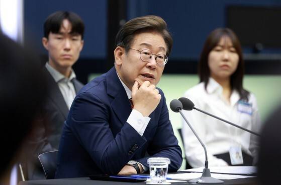 이재명 대통령이 11일 서울 영등포구 한국거래소에서 열린 주식시장 불공정거래 근절을 위한 현장 간담회에서 참석자 질문에 답하고 있다. 연합뉴스