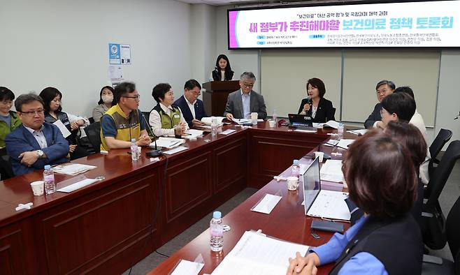 이수진 더불어민주당 의원이 12일 서울 여의도 국회 의원회관에서 열린 새 정부가 추진해야할 보건의료 정책 토론회에서 발언하고 있다. 뉴시스