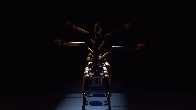 로봇개 스팟 5대가 미국 NBC 오디션 프로그램 ‘아메리카 갓 탤런트’에 출연해 군무를 펼치고 있다. 아메리카 갓 탤런트 유튜브 캡처