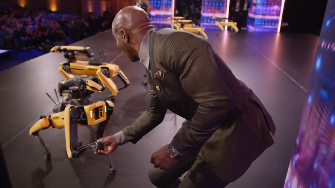 미국 NBC 오디션 프로그램 ‘아메리카 갓 탤런트’에 출연한 로봇개 스팟 중 1대가 사회자와 악수하고 있다. 아메리카 갓 탤런트 유튜브 캡처
