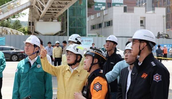 김동연 경기도지사(앞줄 왼쪽 두 번째)와 이상일 용인시장(왼쪽)이 6일 천공기 전도사고가 발생한 용인시 기흥구 서천동 인덕원~동탄 복선전철 공사현장에서 수습 상황을 점검하고 있다. 경기도 제공