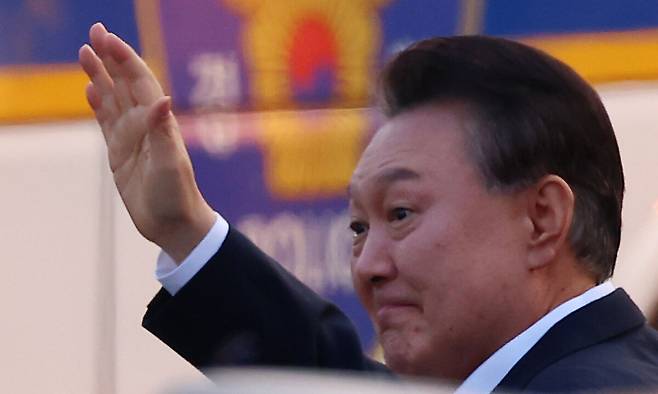 지난 3월8일 윤석열 전 대통령이 법원의 구속 취소 결정 이후 경기 의왕시 서울구치소 앞에서 경호차량에서 내려 지지자들에게 인사하고 있다. 연합뉴스