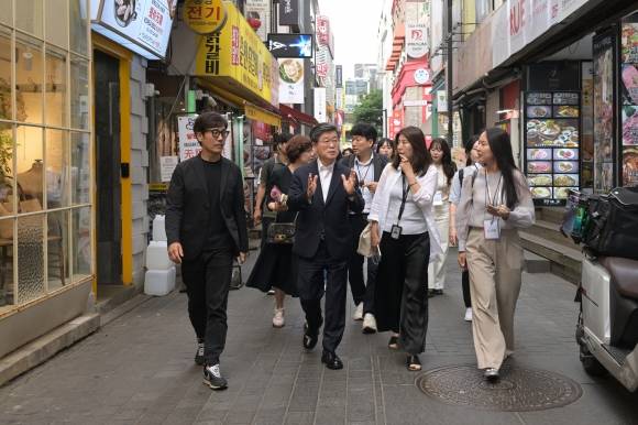 김길성(가운데) 서울 중구청장이 지난 10일 명동 일대를 돌아다니며 ‘투어패스’를 직접 사용한 후 동행한 기자 및 관계자 등에게 장점을 설명하고 있다. 중구 제공