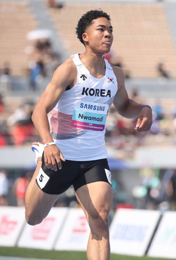 나마디 조엘진이 지난달 27일 경북 구미시민운동장에서 열린 2025 아시아육상경기선수권대회 남자 100m 예선에서 역주하고 있다. 구미 연합뉴스